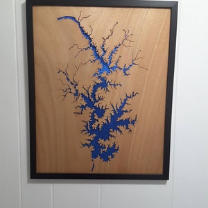 Lake Norman Wood Cut mit blau glitzernden Wasser. Personalisiert mit einem Swarovski-Kristall, der die Lage Ihres Hauses am See zeigt !!!