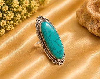 Anel artesanal em turquesa em formato de marquise, joia boho de prata de lei 925.