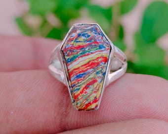 Anel artesanal em forma de caixão com arco-íris em caligrafia | Joia boho em prata de lei