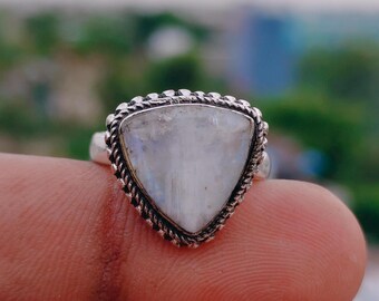 Anel triangular de pedra da lua arco-íris natural, aro ajustável boho em prata de lei.