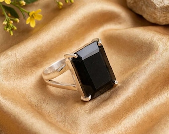 Anel de destaque com ônix preto natural lapidado em esmeralda, feito à mão em prata de lei 925.