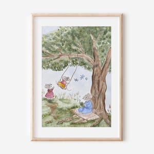Könnte beinhalten: Ein gerahmter Aquarelldruck mit drei anthropomorphen Mäusen in einer Parklandschaft. Eine Maus sitzt auf einer Schaukel an einem großen Baum, eine weitere trägt ein rotes Kleid und eine dritte liest auf einer Decke sitzend ein Buch.