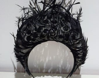 Copricapo a corona con aureola a forma di corvo nero, decorato con perline e piume vintage.