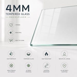 Op de afbeelding: Een 4 mm gehard glazen spatwand met een glad, helder oppervlak. De afbeelding bevat tekstlabels die de kenmerken benadrukken: sterk, mooi, gemakkelijk schoon te maken, onbreekbaar, hittebestendig, bestand tegen olievlekken, niet-poreus, hygi&euml;nisch, UV-bedrukking op de achterkant, krasbestendig en 3C-veiligheidscertificaat.