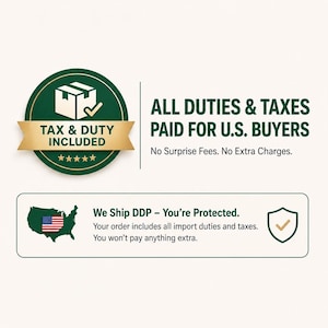 Op de afbeelding: Een donkergroene ronde badge met een wit doosicoon en een gouden banner met de tekst TAX & DUTY INCLUDED. De tekst luidt ALL DUTIES & TAXES PAID FOR U.S. BUYERS. No Surprise Fees. No Extra Charges. Bevat een kaart van de VS en een schildicoon.