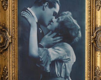 Vintage Cyanotype Kiss Postcard Print – 1920s Italian Blue-Toned Photo (Digital Download)