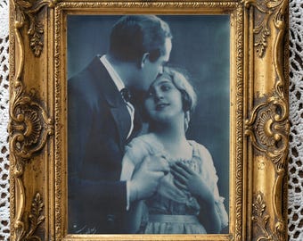 Vintage italiensk romantikvykort – Blåtonat par från 1920-talet (digital nedladdning)