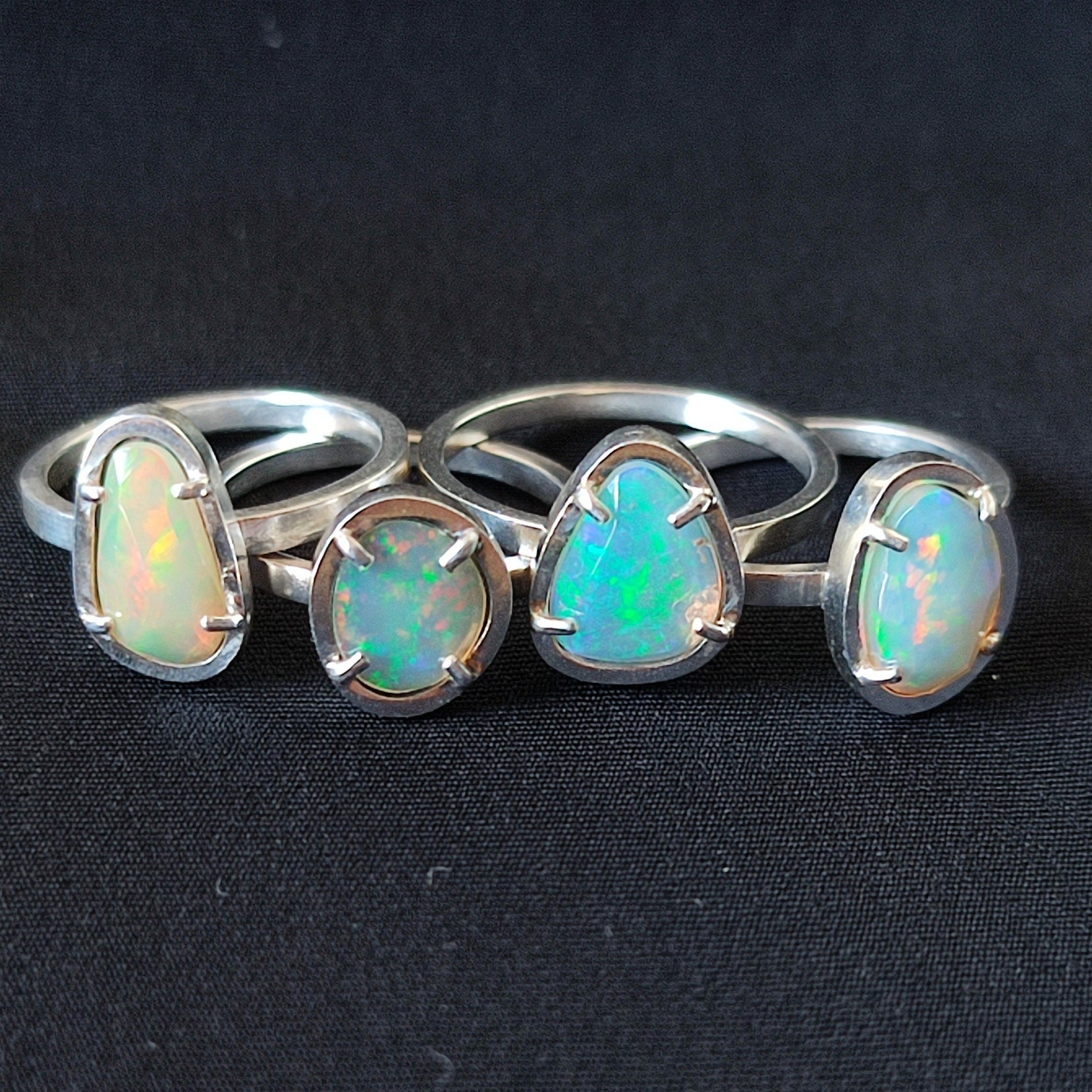 Opale Blanche Et Multicolore D'Éthiopie - 8 Mm X 6 Mm - 0.95 Carats - Naturelle Sans Traitement - RARE