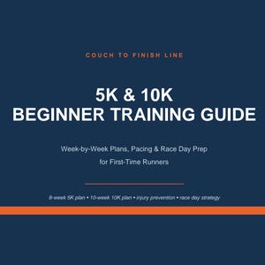 以下が含まれることがあります： 「Couch to Finish Line 5K & 10K Beginner Training Guide」というタイトルのデジタル・トレーニング・ガイド。濃い青色のドキュメントにはオレンジ色のアクセントがあり、週ごとのプラン、ペース配分、レース当日の準備、怪我の予防、戦略に関するテキストが記載されています。