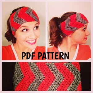 Puede incluir: Una diadema de crochet con un patrón de chevron en rojo y gris. La diadema la lleva puesta una persona con una coleta. La imagen también muestra un primer plano del patrón de la diadema. PDF PATTERN.