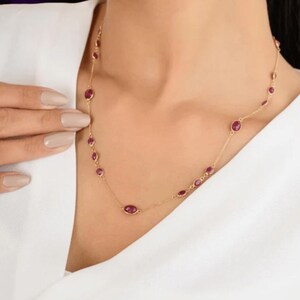 Collana a stazione in oro 14 carati con rubino, girocollo con pietra portafortuna di luglio, girocollo di alta gioielleria, collana a stazione, rubino solitario incastonato a castone, gioielli minimalisti