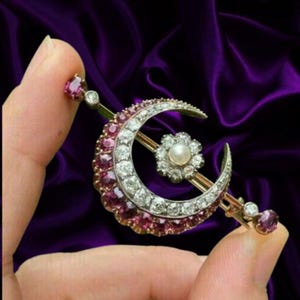 Broche de luna creciente con rubí rosa redondo y diamantes, hecho a mano en plata de ley 925. Joyería nupcial llamativa y artesanal, ideal para fiestas.
