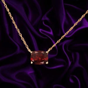 Collana con pendente solitario in oro 14 carati con rubino taglio cuscino, gemma rossa da 2,5 ct, pietra portafortuna di luglio, regalo di San Valentino per l'amore, pendente con gemma di rubino, regali