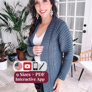 Könnte beinhalten: Eine dunkelblaue, langärmelige Strickjacke mit offener Vorderseite, gerippter Textur und vertikalen Zopfstrickdetails. Eine Grafiküberlagerung enthält den Text 9 Sizes + PDF Interactive App sowie Symbole für eine Flagge, ein Video und ein Telefon.