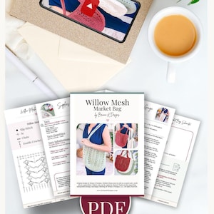 Puede incluir: Una vista a&eacute;rea muestra un patr&oacute;n de ganchillo para una bolsa de mercado Willow Mesh, con p&aacute;ginas de instrucciones y un icono PDF. Un video en una tableta muestra un tutorial. Tambi&eacute;n se ven una taza de t&eacute; y un bol&iacute;grafo.