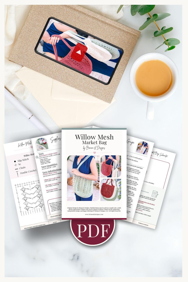 Puede incluir: Una vista a&eacute;rea muestra un patr&oacute;n de ganchillo para una bolsa de mercado Willow Mesh, con p&aacute;ginas de instrucciones y un icono PDF. Un video en una tableta muestra un tutorial. Tambi&eacute;n se ven una taza de t&eacute; y un bol&iacute;grafo.