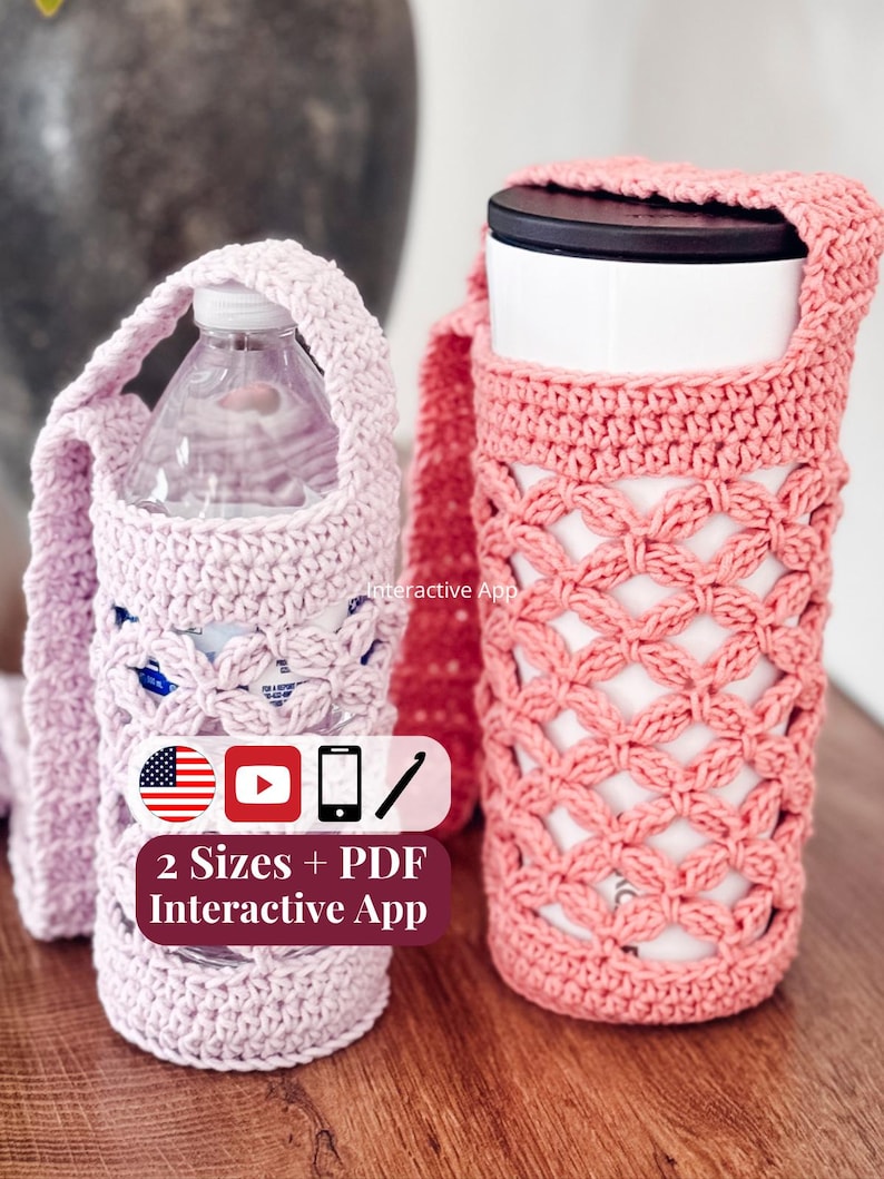 Puede incluir: Dos portabotellas de ganchillo con patr&oacute;n de celos&iacute;a y correas. Uno es rosa claro con una botella de agua de pl&aacute;stico transparente, el otro es coral con un vaso blanco. Texto: Interactive App, 2 Sizes + PDF Interactive App.