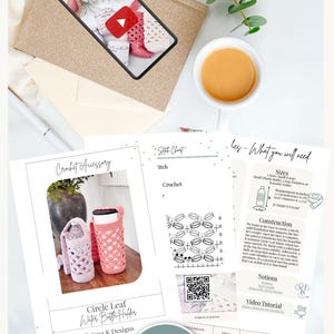 Puede incluir: Un patr&oacute;n PDF digital para un portabotellas de ganchillo titulado Circle Leaf Water Bottle Holder de Briana K Designs. El documento incluye un gr&aacute;fico de puntos, instrucciones de construcci&oacute;n y un c&oacute;digo QR para un tutorial en video. Especifica tama&ntilde;os para botellas peque&ntilde;as y grandes con medidas en cm.