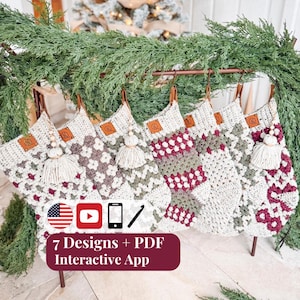 Puede incluir: Un conjunto de seis calcetines navideños de ganchillo con varios patrones geométricos en hilo color crema, verde salvia y burdeos. Cada calcetín incluye una etiqueta de cuero, una cuenta de madera y una borla. Texto: 7 Designs + PDF Interactive App.