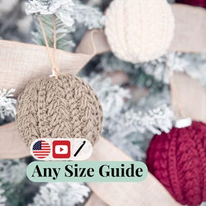 Könnte beinhalten: Nahaufnahme eines Weihnachtsbaums, geschmückt mit handgefertigten Häkelornamenten in Beige, Creme und Burgunderrot. Die runden, strukturierten Ornamente hängen an Schnüren. Der Text "Any Size Guide" wird auf einem grünen Banner angezeigt.