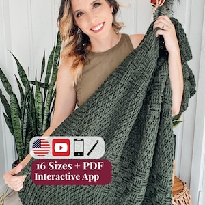 Puede incluir: Una manta de ganchillo de color verde bosque oscuro con un patr&oacute;n de tejido de cesta texturizado. Una superposici&oacute;n rectangular muestra el texto 16 Sizes + PDF Interactive App, junto a iconos de una bandera de EE. UU., un bot&oacute;n de YouTube, un m&oacute;vil y un ganchillo.