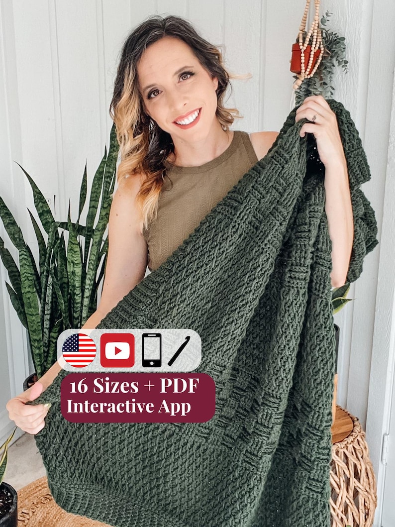 Puede incluir: Una manta de ganchillo de color verde bosque oscuro con un patr&oacute;n de tejido de cesta texturizado. Una superposici&oacute;n rectangular muestra el texto 16 Sizes + PDF Interactive App, junto a iconos de una bandera de EE. UU., un bot&oacute;n de YouTube, un m&oacute;vil y un ganchillo.