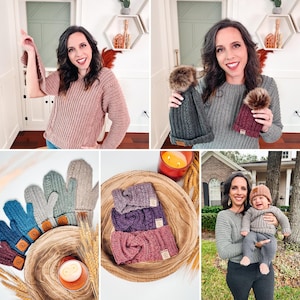 Könnte beinhalten: Eine Kollektion aus Strickkleidung und Accessoires, bestehend aus einem altrosa Pullover, einem grauen Pullover, einer dunkelgrauen Mütze, einer kastanienbraunen Mütze, verschiedenen Strickfäustlingen und drei gedrehten Stirnbändern in Lila und Rosa.