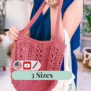 Puede incluir: Se muestra un bolso tote de ganchillo rosa polvoriento con asas largas. El bolso tiene un dise&ntilde;o de tejido abierto. Se ve un segundo bolso de ganchillo blanco y verde. El texto "3 Sizes" se muestra en el bolso.