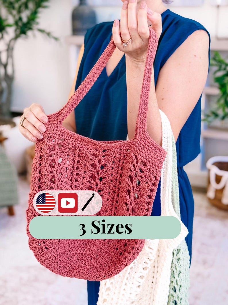 Puede incluir: Se muestra un bolso tote de ganchillo rosa polvoriento con asas largas. El bolso tiene un dise&ntilde;o de tejido abierto. Se ve un segundo bolso de ganchillo blanco y verde. El texto "3 Sizes" se muestra en el bolso.