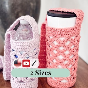 Può includere: Due porta bottiglie all'uncinetto nei toni del rosa e lavanda. I supporti sono progettati per trasportare bottiglie e bicchieri. L'immagine include il testo "2 Sizes".