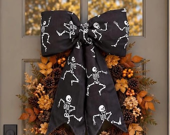 Halloween-skelettdörrrosett | Stor Halloween-rosett | Svartvit skelettdekoration | Höstkransrosett | Halloween-dekoration till ytterdörren