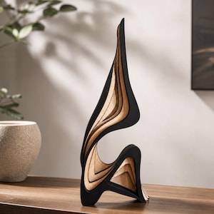 Peut inclure: Une sculpture abstraite haute composée de panneaux de bois incurvés et superposés avec une finition brun clair naturel, encadrés par des bords noirs mats et lisses. La structure présente une forme organique creuse aux lignes fluides.