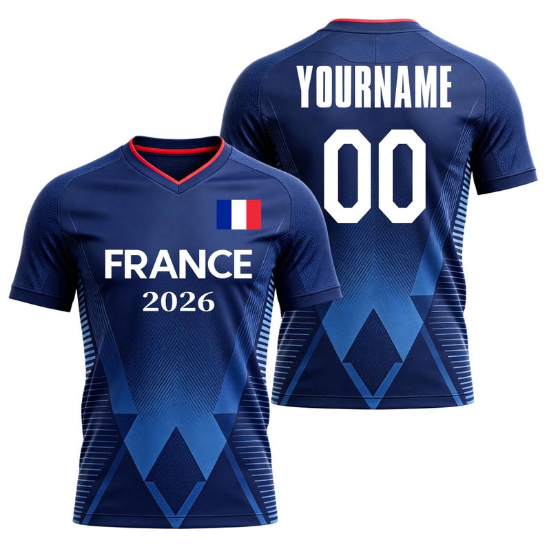 K&ouml;nnte beinhalten: Ein dunkelblaues Kurzarmtrikot mit V-Ausschnitt und rotem Innenbesatz. Die Vorderseite zeigt die franz&ouml;sische Flagge, das Wort FRANCE und das Jahr 2026 in Wei&szlig;. Die R&uuml;ckseite zeigt den Text YOURNAME und die Nummer 00 in Wei&szlig; auf einem geometrischen Muster.