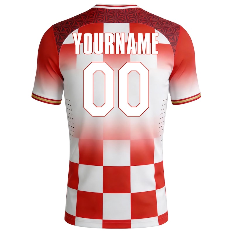Pu&ograve; includere: Una maglia sportiva a maniche corte con un motivo a scacchi rossi e bianchi che sfuma verso un centro bianco solido. Il retro mostra il testo YOURNAME in lettere maiuscole bianche sopra il grande numero 00 bianco con un sottile bordo rosso.