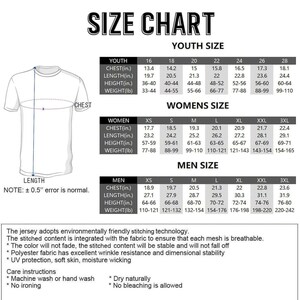 K&ouml;nnte beinhalten: Eine Gr&ouml;&szlig;entabelle f&uuml;r T-Shirts mit einer Strichzeichnung eines T-Shirts, die Brust- und L&auml;ngenma&szlig;e zeigt. Sie enth&auml;lt Tabellen f&uuml;r Jugendliche, Frauen und M&auml;nner mit Brustumfang, L&auml;nge, K&ouml;rpergr&ouml;&szlig;e und Gewicht in Zoll und Pfund.
