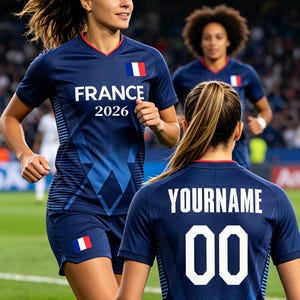 K&ouml;nnte beinhalten: Ein dunkelblaues Fu&szlig;balltrikot mit der Aufschrift FRANCE 2026 auf der Vorderseite und dem Text YOURNAME mit der Nummer 00 auf der R&uuml;ckseite. Das Trikot zeigt ein kleines franz&ouml;sisches Flaggensymbol auf der Brust und Hose sowie einen V-Ausschnitt.