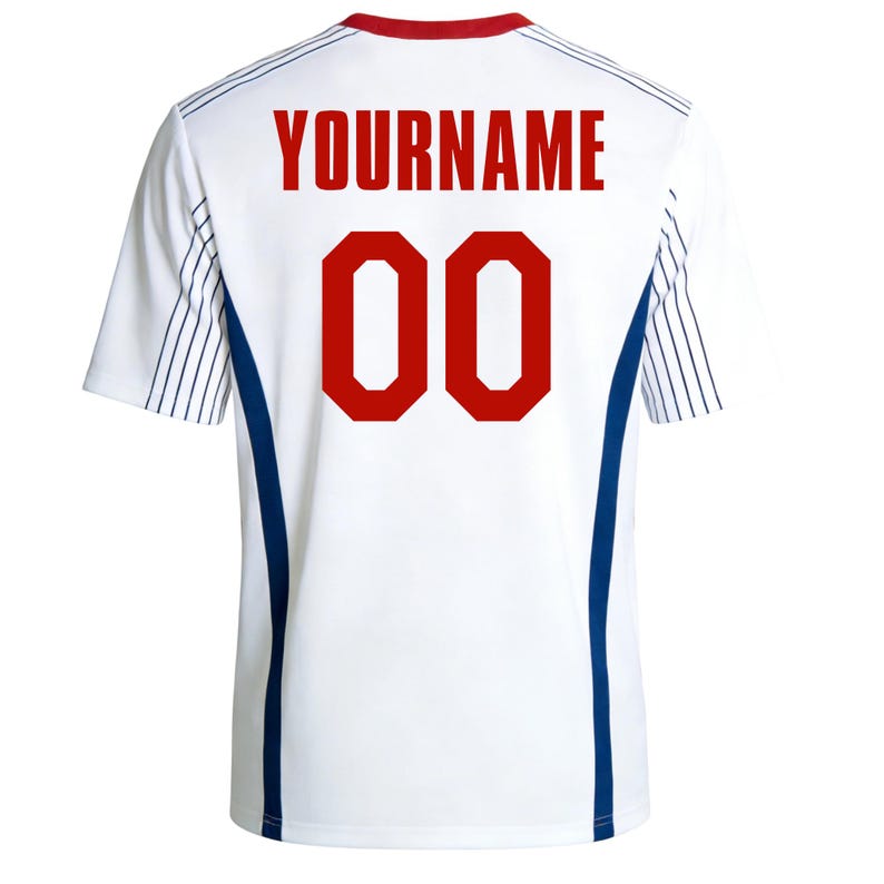 Op de afbeelding: Een wit sportshirt met korte mouwen, een rode ronde hals, de rode tekst YOURNAME en het rode nummer 00 op de achterkant. Het shirt heeft donkerblauwe zijpanelen en dunne donkerblauwe verticale strepen op de mouwen.