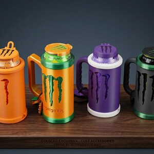 K&ouml;nnte beinhalten: Vier zylindrische Getr&auml;nkedosenhalter mit Griffen, die jeweils ein ausgeschnittenes Monster Energy-Logo aufweisen. Die Halter sind orange, orange-gr&uuml;n, lila-wei&szlig; sowie schwarz-gr&uuml;n und enthalten verschiedene Monster Energy-Dosen.