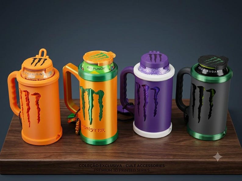K&ouml;nnte beinhalten: Vier zylindrische Getr&auml;nkedosenhalter mit Griffen, die jeweils ein ausgeschnittenes Monster Energy-Logo aufweisen. Die Halter sind orange, orange-gr&uuml;n, lila-wei&szlig; sowie schwarz-gr&uuml;n und enthalten verschiedene Monster Energy-Dosen.