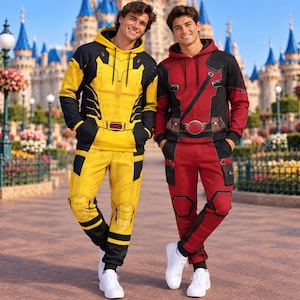 Peut inclure: Deux ensembles assortis composés de sweats à capuche et de pantalons de jogging. Un ensemble est jaune et noir avec un motif de ceinture et une boucle logo X. L'autre est rouge et noir avec une sangle diagonale et une boucle ronde. Baskets blanches.