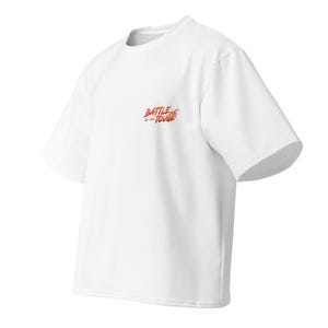 Könnte beinhalten: Ein weißes T-Shirt mit kurzen Ärmeln und einer kleinen Grafik im oberen linken Brustbereich. Die Grafik zeigt den Text "BATTLE OF THE TOUGE" in einer stilisierten roten und orangefarbenen Schrift mit einem flammenartigen Designelement am Schriftzug.