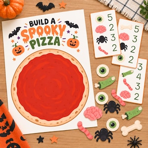Może przedstawiać: Arkusz aktywności Build a Spooky Pizza z dużą ilustracją czerwonej pizzy, otoczony małymi wycinankami zielonych oczu, różowych mózgów, czarnych pająków, różowych robaków, zielonych palców i białych kości oraz trzema kartami z liczbami.