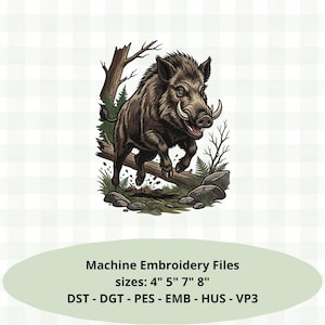 Puede incluir: Una ilustración digital de un jabalí marrón cargando a través de un bosque con árboles, rocas y helechos. El texto debajo dice Machine Embroidery Files, sizes: 4" 5" 7" 8", DST - DGT - PES - EMB - HUS - VP3.