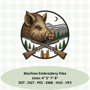 Peut inclure: Un motif de broderie machine circulaire représentant une tête de sanglier marron, deux fusils croisés et trois balles. Le fond montre une forêt, des montagnes et un croissant de lune. Texte : Machine Embroidery Files sizes: 4" 5" 7" 8" DST - DGT - PES - EMB - HUS - VP3.