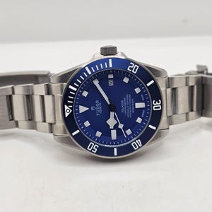 Relógio de pulso masculino vintage Tudor Pelagos automático com mostrador azul, indicador de data e bisel giratório analógico.