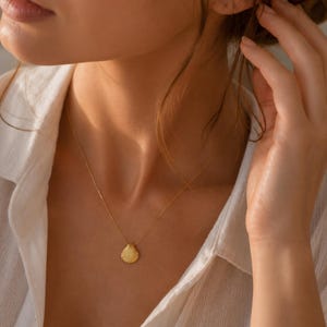 Collier à pendentif coquillage, Bijoux dorés en acier inoxydable, Charme côtier imperméable, Accessoire d'été minimaliste, Cadeau pour femme, Amoureux de la plage
