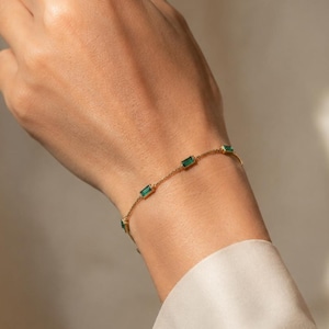 Bracciale con zirconi verdi, gioielli in acciaio inossidabile color oro, accessorio geometrico da donna, stile minimalista, regalo di compleanno, elegante da indossare tutti i giorni.