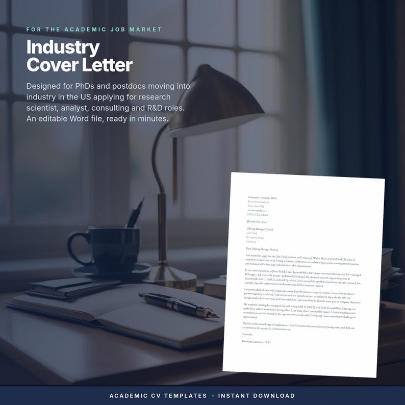 Op de afbeelding: Een digitaal documentsjabloon getiteld Industry Cover Letter voor PhD's en postdocs, met een witte pagina met zwarte tekst op een bureau met een lamp, pen en mok. De tekst bevat tijdelijke aanduidingen voor contactgegevens en ervaring.