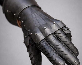 Guantes de caballero medieval articulados - Guantelete de acero ennegrecido - Armadura para LARP y cosplay.