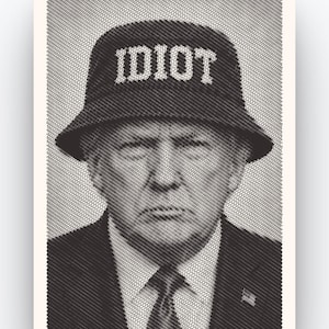 Puede incluir: Retrato en blanco y negro de un hombre con un sombrero negro con la palabra "IDIOT" en letras blancas. El hombre lleva un traje y corbata. La imagen tiene un estilo de trama cruzada.